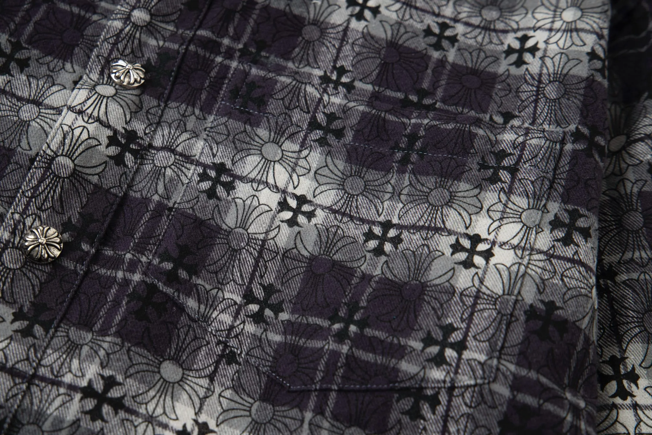 P230 Style number: G008 Chrome Hearts classic cashew flower cross all-over printed jacquard long-sleeved top casual shirt for couples 1️⃣Customized original jacquard fabric, high-quality pure cotton jacquard plaid fabric, soft and comfortable to the touch, a very high-quality fabric! 2️⃣The details of the workmanship are perfectly controlled. The lining is made of vest hemming, and the cuffs are made of double cross leather labels. It is different from the ordinary version. The collar is also designed with interlining, which shows high-end fashion and personality. The style is fashionable, simple and elegant, and it is a very versatile jacket! 4⃣️Complete accessories, all customized with original versions! Same style for men and women Color: cashew black Size: S, M, L, XL